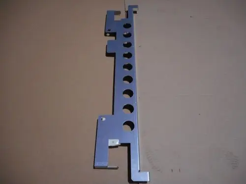 Metallene Querleiste in silberner Farbe, möglicherweise ein Teil von Heizsystemen, wie sie von der Marke Remeha verwendet werden. Schönes Design mit mehreren Aussparungen.
